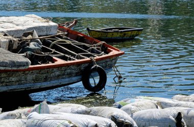 Golfo de Ancud 'daki balıkçı tekneleri - Şili' nin Göl Bölgesi 'ndeki Castro Körfezi, Chilo Adası. 16 Şubat 2014 - Castro, Şili, Güney Amerika