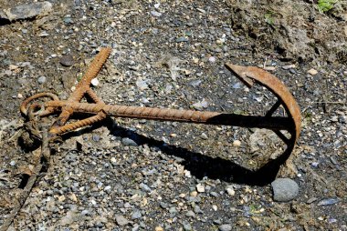 Şili 'nin Chiloe Adası, Castro City sahilindeki eski paslı çapa. 16 Şubat 2014
