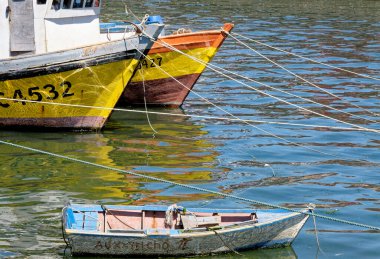 Golfo de Ancud 'daki balıkçı tekneleri - Şili' nin Göl Bölgesi 'ndeki Castro Körfezi, Chilo Adası. 16 Şubat 2014 - Castro, Şili, Güney Amerika