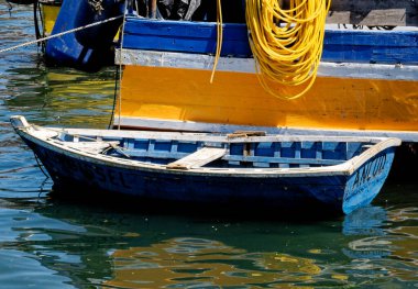 Golfo de Ancud 'daki balıkçı tekneleri - Şili' nin Göl Bölgesi 'ndeki Castro Körfezi, Chilo Adası. 16 Şubat 2014 - Castro, Şili, Güney Amerika