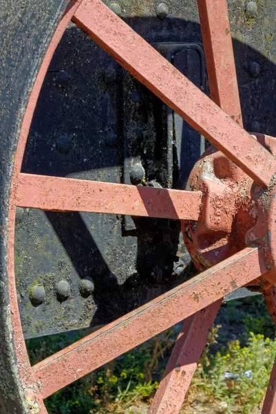 蒸気機関車の詳細チリのチリ島 カストロ市の海辺の遊歩道で古い錆びた車輪 2014年2月16日 — ストック写真