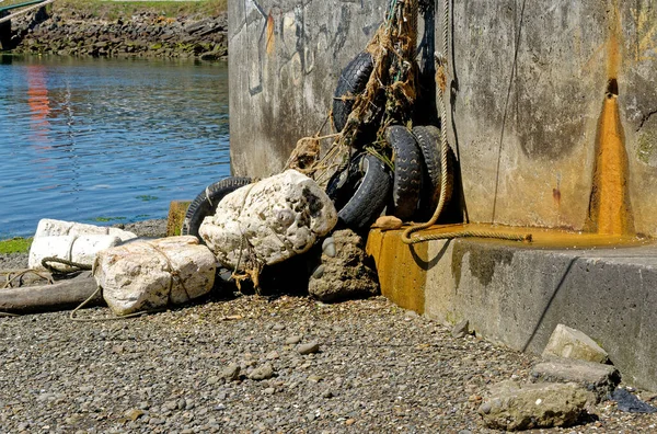 Régi Vintage Gumiabroncs Gyártmányú Sárvédő Bója Kikötéshez Csónakbója Navigációs Biztonság — Stock Fotó