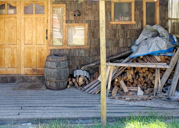 Старая Винтажная Бочка Куча Деревянного Огня Перед Домом Кастро Чили — стоковое фото