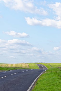 Eastbourne yakınlarındaki Beachy Head 'de Güney Tepeleri' nden geçen yolu olan İngiliz manzarası. Doğu Sussex. İngiltere - Birleşik Krallık
