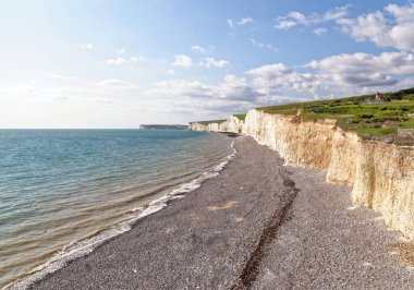 İngiltere 'nin güney kıyısındaki Eastbourne ve Seaford arasındaki Birling Gap' e giden Yedi Kız Kardeş 'e bakın. Doğu Sussex, Güney İngiltere, Birleşik Krallık