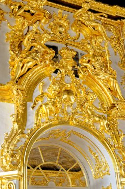Catherine Palace, Tsarskoye Selo (Puşkin), St. Petersburg, Rusya 'daki barok altın iç dekorasyonlarının ayrıntıları. 24 Haziran 2011