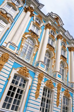 Catherine Sarayı cephesi. Tsarskoye Selo (Puşkin), St. Petersburg, Rusya 'da yer almaktadır. 24 Haziran 2011