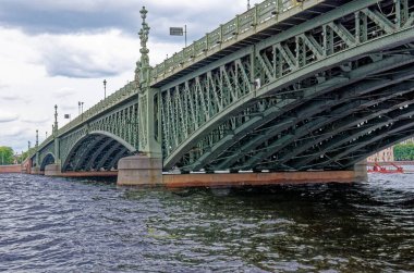 Troitskiy Köprüsü, St. Petersburg 'un köprülerinden biri. Trinity Köprüsü - Troitskiy Köprüsü - Saint Petersburg, Rusya 'daki Neva nehri üzerinde. 24 Haziran 2011