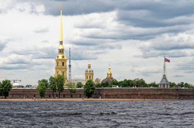 Aziz Peter ve Paul Katedrali, Peter ve Paul Kalesi, Neva Nehri, Saint Petersburg, Rusya. 24 Haziran 2011