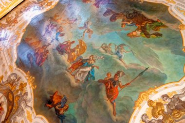 Rusya Çarları 'nın yazlık evi olan Catherine Sarayı' nın boyanmış tavanının bir parçası olan Tsarskoye Selo (Puşkin), St. Petersburg, Rusya. 24 Haziran 2011