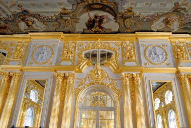 Catherine Palace, Tsarskoye Selo (Puşkin), St. Petersburg, Rusya 'daki barok altın iç dekorasyonlarının ayrıntıları. 24 Haziran 2011