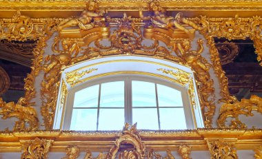 Catherine Palace, Tsarskoye Selo (Puşkin), St. Petersburg, Rusya 'daki barok altın iç dekorasyonlarının ayrıntıları. 24 Haziran 2011