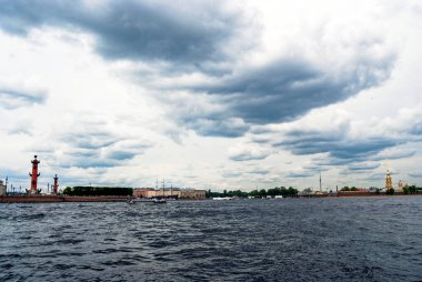 Aziz Peter ve Paul Katedrali, Peter ve Paul Kalesi, Neva Nehri, Saint Petersburg, Rusya. 24 Haziran 2011