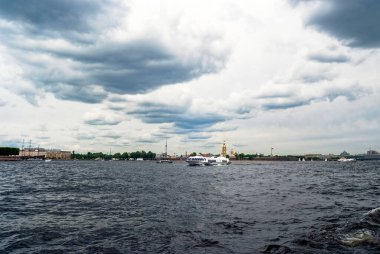 Aziz Peter ve Paul Katedrali, Peter ve Paul Kalesi, Neva Nehri, Saint Petersburg, Rusya. 24 Haziran 2011