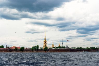 Aziz Peter ve Paul Katedrali, Peter ve Paul Kalesi, Neva Nehri, Saint Petersburg, Rusya. 24 Haziran 2011