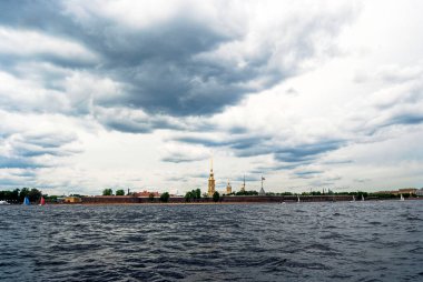 Aziz Peter ve Paul Katedrali, Peter ve Paul Kalesi, Neva Nehri, Saint Petersburg, Rusya. 24 Haziran 2011