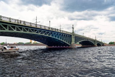 Troitskiy Köprüsü, St. Petersburg 'un köprülerinden biri. Trinity Köprüsü - Troitskiy Köprüsü - Saint Petersburg, Rusya 'daki Neva nehri üzerinde. 24 Haziran 2011