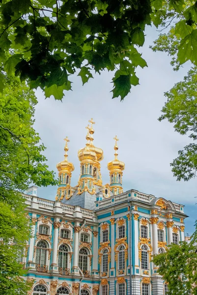 キャサリン宮殿の復活の教会の黄金の尖塔 ロシアのサンクトペテルブルクにあるTsarskoye Seloの町に位置しています 2011年6月24日 ロイヤリティフリーのストック写真