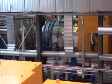 Hengill volkanı üzerinde bulunan Hellisheidi Jeotermal Santrali 'nin içinde İzlanda' nın en büyük enerji santrali Reykjavik 'e elektrik sağlıyor. 22.07.2012