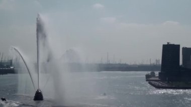 Hollanda, Rotterdam. Su sıçratan römorkör - Nieuwe Waterweg - Yeni Waterway Rotterdam. Hollanda 'daki gemi kanalı. 21 Haziran 2012