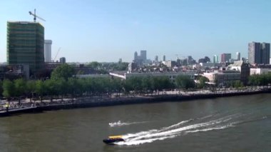 Hollanda, Rotterdam. Su sıçratan römorkör - Nieuwe Waterweg - Yeni Waterway Rotterdam. Hollanda 'daki gemi kanalı. 21 Haziran 2012