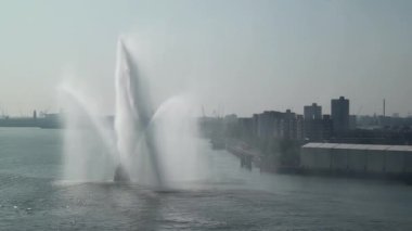 Hollanda, Rotterdam. Su sıçratan römorkör - Nieuwe Waterweg - Yeni Waterway Rotterdam. Hollanda 'daki gemi kanalı. 21 Haziran 2012