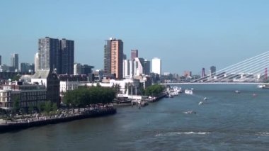 Hollanda, Rotterdam. Su sıçratan römorkör - Nieuwe Waterweg - Yeni Waterway Rotterdam. Hollanda 'daki gemi kanalı. 21 Haziran 2012