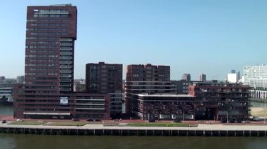 Hollanda, Rotterdam. Su sıçratan römorkör - Nieuwe Waterweg - Yeni Waterway Rotterdam. Hollanda 'daki gemi kanalı. 21 Haziran 2012