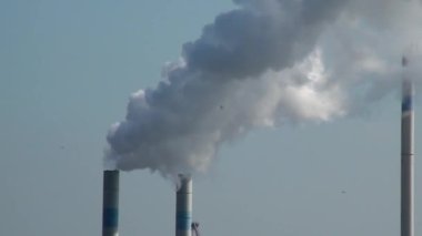 Hollanda, Rotterdam. Su sıçratan römorkör - Nieuwe Waterweg - Yeni Waterway Rotterdam. Hollanda 'daki gemi kanalı. 21 Haziran 2012