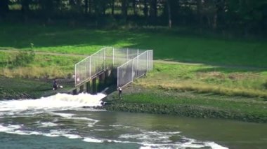 Hollanda, Rotterdam. Su sıçratan römorkör - Nieuwe Waterweg - Yeni Waterway Rotterdam. Hollanda 'daki gemi kanalı. 21 Haziran 2012