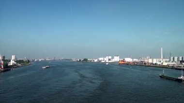 Hollanda, Rotterdam. Su sıçratan römorkör - Nieuwe Waterweg - Yeni Waterway Rotterdam. Hollanda 'daki gemi kanalı. 21 Haziran 2012