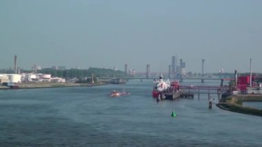 Hollanda, Rotterdam. Su sıçratan römorkör - Nieuwe Waterweg - Yeni Waterway Rotterdam. Hollanda 'daki gemi kanalı. 21 Haziran 2012