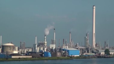 Hollanda, Rotterdam. Su sıçratan römorkör - Nieuwe Waterweg - Yeni Waterway Rotterdam. Hollanda 'daki gemi kanalı. 21 Haziran 2012