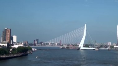 Hollanda, Rotterdam. Su sıçratan römorkör - Nieuwe Waterweg - Yeni Waterway Rotterdam. Hollanda 'daki gemi kanalı. 21 Haziran 2012