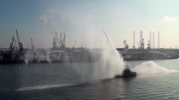 Hollandiában Rotterdamban Vontatóhajó Fröccsenő Víz Nieuwe Waterweg New Waterway Rotterdam — Stock videók