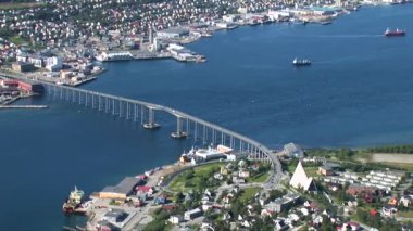 Tromsdalen ve Tromsoya arasındaki Tromso Köprüsü 'nün tepesinden bir yaz manzarası. Tromso - İskandinavya, Avrupa, Norveç, 30 Haziran 2012