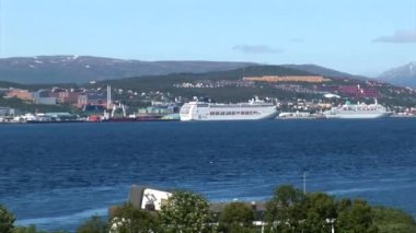 Tromso, Norveç - 30 Haziran 2012: Tromso Köprüsü, Cantilever karayolu köprüsü, güneşli yaz günlerinde Tromsosundet boğazını geçer. Tromso - İskandinavya, Avrupa