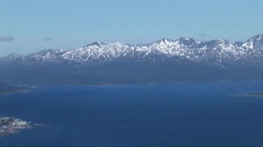 Tromsdalen ve Tromsoya arasındaki Tromso Köprüsü 'nün tepesinden bir yaz manzarası. Tromso - İskandinavya, Avrupa, Norveç, 30 Haziran 2012