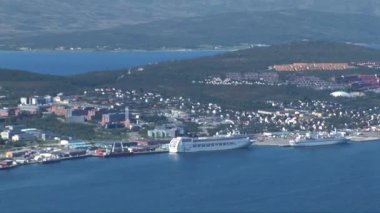 Tromsdalen ve Tromsoya arasındaki Tromso Köprüsü 'nün tepesinden bir yaz manzarası. Tromso - İskandinavya, Avrupa, Norveç, 30 Haziran 2012
