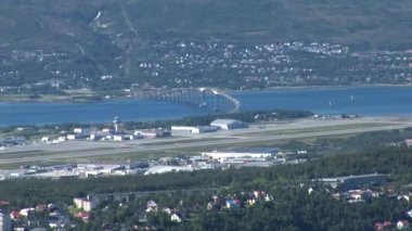 Tromsdalen ve Tromsoya arasındaki Tromso Köprüsü 'nün tepesinden bir yaz manzarası. Tromso - İskandinavya, Avrupa, Norveç, 30 Haziran 2012