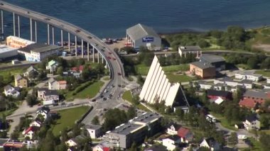 Tromsdalen ve Tromsoya arasındaki Tromso Köprüsü 'nün tepesinden bir yaz manzarası. Tromso - İskandinavya, Avrupa, Norveç, 30 Haziran 2012