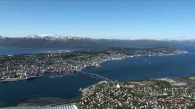 Tromsdalen ve Tromsoya arasındaki Tromso Köprüsü 'nün zirvesinden bir yaz manzarası zaman atlaması. Tromso - İskandinavya, Avrupa, Norveç, 30 Haziran 2012