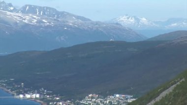 Tromso şehrinin tepesinden bir yaz manzarası. Tromso - İskandinavya, Avrupa, Norveç, 30 Haziran 2012