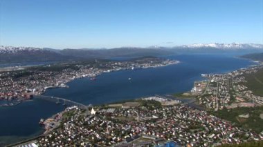 Tromsdalen ve Tromsoya arasındaki Tromso Köprüsü 'nün tepesinden bir yaz manzarası. Tromso - İskandinavya, Avrupa, Norveç, 30 Haziran 2012