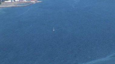 Tromsdalen ve Tromsoya arasındaki Tromso Köprüsü 'nün tepesinden bir yaz manzarası. Tromso - İskandinavya, Avrupa, Norveç, 30 Haziran 2012