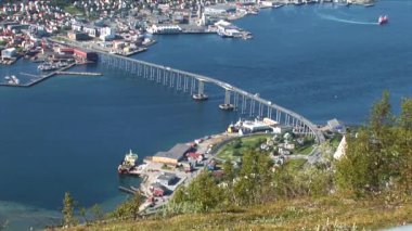 Tromsdalen ve Tromsoya arasındaki Tromso Köprüsü 'nün zirvesinden bir yaz manzarası zaman atlaması. Tromso - İskandinavya, Avrupa, Norveç, 30 Haziran 2012