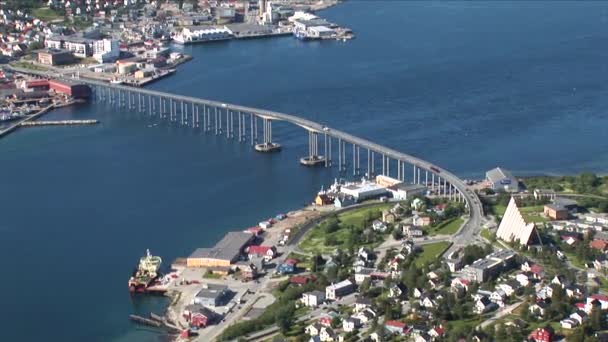 トロムズダレンとトロムソヤの間にあるトロムソ橋の山の頂上からの夏の景色の時間の経過 トロムソ ヨーロッパ ノルウェー 2012年6月30日 — ストック動画