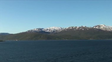 Zaman atlaması - Norveç, Tromso Bölgesi, Tromso limanından Norveç fiyortlarına doğru bir yaz günü yelken açmak. 30 Haziran 2012