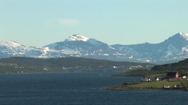 Norveç, Tromso Bölgesi, bir yaz günü Tromso limanından Norveç fiyortlarına doğru yelken açıyor. 30 Haziran 2012