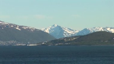 Norveç, Tromso Bölgesi, bir yaz günü Tromso limanından Norveç fiyortlarına doğru yelken açıyor. 30 Haziran 2012